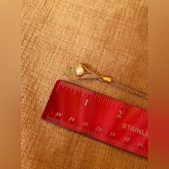 [SOLD] JAPAN Vintage AKOYA Pearl Necklace Unique Design Leaf Embrace Pearl - Picture 6 of 11